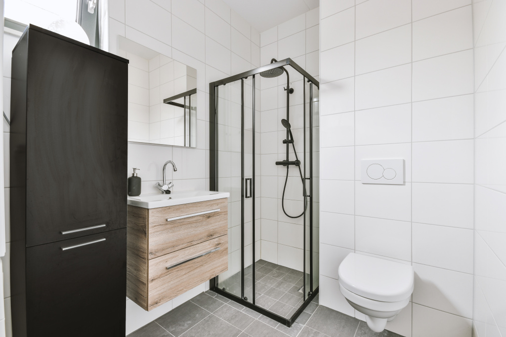 interior-modern-restroom-with-ba.jpg